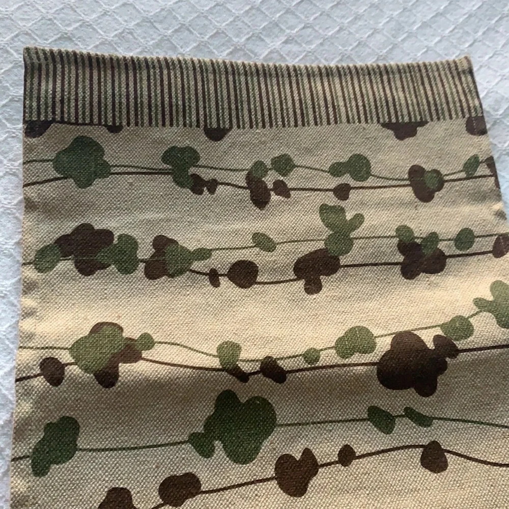 Table Runner - Picture 2 of 4